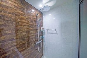 Tina y regadera independientes, amenidades de baño gratuitas, pantuflas 