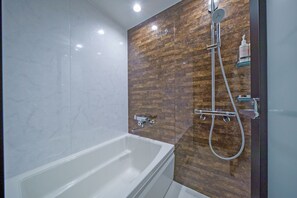 Separate tub and shower, free toiletries, slippers, electronic bidet