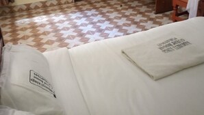 Una habitación con una cama, un armario y una puerta.