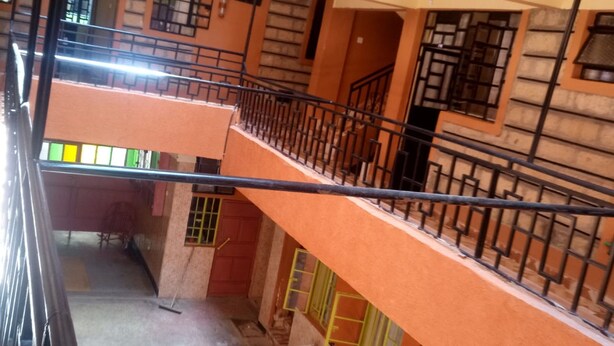 Un edificio de varios pisos con balcones, barandillas y ventanas.