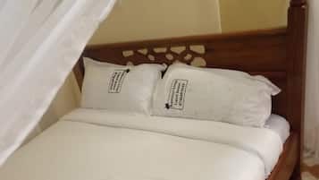 Single Room | Desk, bed sheets