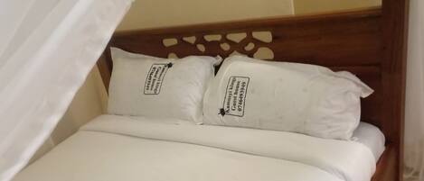 Single Room | Desk, bed sheets