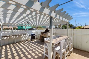 Outdoor dining - Lovely oasis with shared pool & enclosed yard - steps to the beach (South Padre Island)