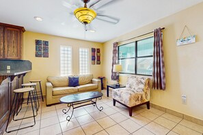 TV - Lovely oasis with shared pool & enclosed yard - steps to the beach (South Padre Island)