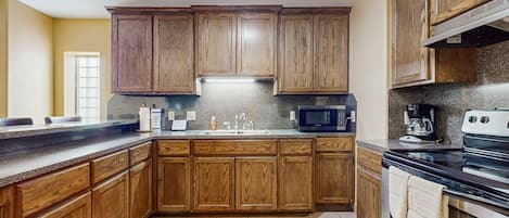 冷蔵庫、電子レンジ、オーブン、コンロ