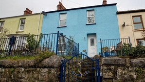 Unclassified image, 3 of 11, button - Anchor Cottage (Tenby)