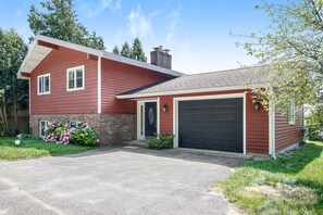 Exterior - Dreamy escape on the water of Crystal Lake w/ spacious deck & private dock (Beulah)