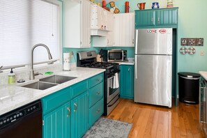 雪櫃、微波爐、焗爐、爐具