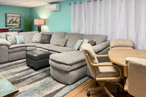 電視、壁爐、DVD 播放機