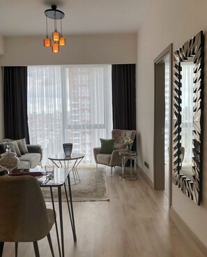 Lägenhet Comfort | 1 sovrum, unika möbler, skrivbord och arbetsyta för laptop