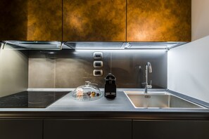 Fridge, microwave, coffee/tea maker, cookware/dishes/utensils - 19 · Industrial Loft - HEPA-UV Germicidal Air Purifer (Bologna)