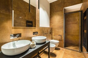Dusche, Haartrockner, Bidet