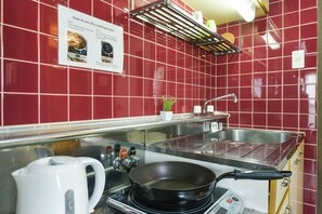 Room (601) | Private kitchenette | Fridge, microwave, stovetop, electric kettle - PEOPLE NoIII 601 (Sapporo)