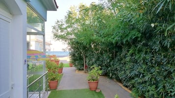 Studio, vue partielle sur la mer