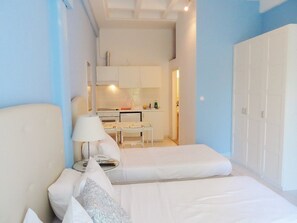 Triple Bed Studio with Garden View | In-room safe, blackout drapes, soundproofing, iron/ironing board - Homely Studios (Chios)
