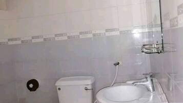 Single Room | Bathroom | Shower, rainfall showerhead, towels, toilet paper