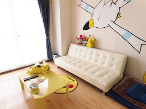 Room (810) | Living area | Flat-screen TV
