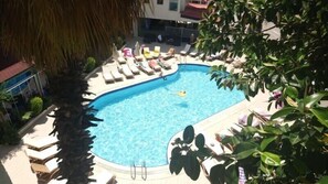Una piscina amb gandules i una persona en un col·leons aquàtics groc.