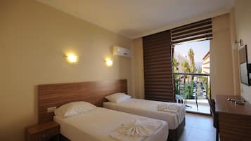Tabla de planchar con plancha, wifi gratis y ropa de cama
