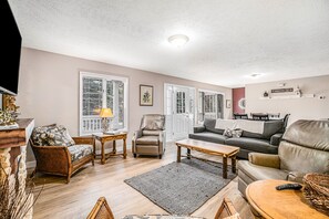 TV, lareira, DVD player