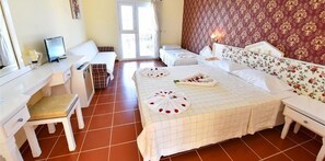 Habitación económica | Cortinas blackout, insonorización y tabla de planchar con plancha