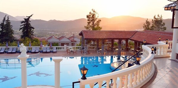 Alberca al aire libre y camastros