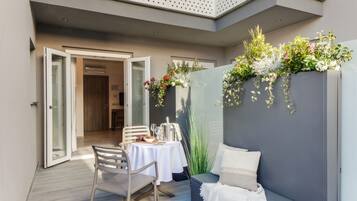 Deluxe-Vierbettzimmer | Blick auf den Innenhof