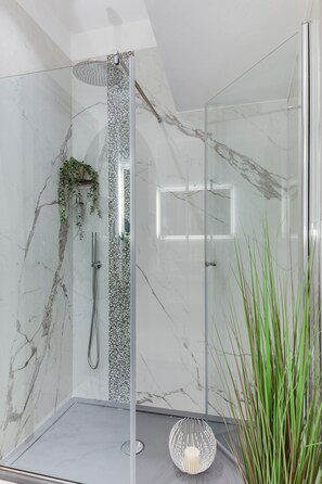 Suite | Bathroom | Shower, rainfall showerhead, hair dryer, bidet - Romagna Suite Hotel (Gatteo)