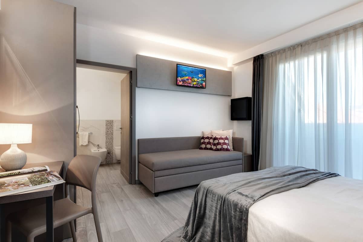 Deluxe Triple Room | 1 bedroom, in-room safe, individually furnished, desk