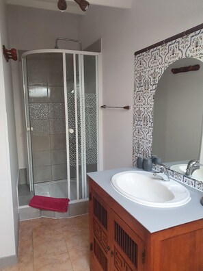 Doppelzimmer (Violette) | Badezimmer | Dusche, Haartrockner, Handtücher, Seife