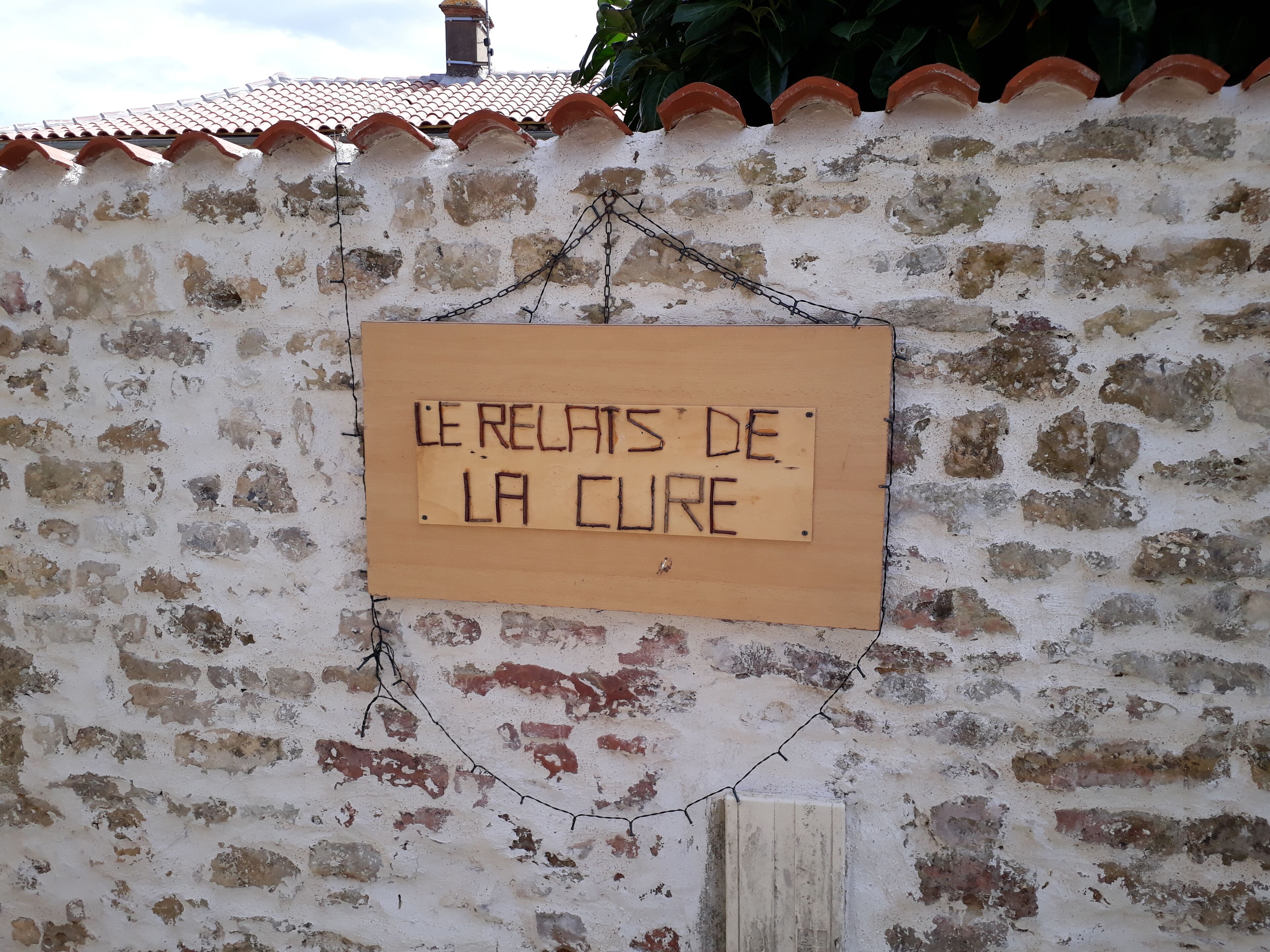 Une pancarte fixée à un mur décrépit, avec une chaîne.