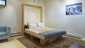 1 bedroom, desk, WiFi