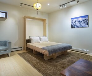 1 bedroom, desk, WiFi