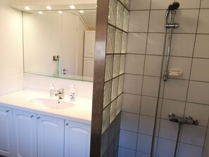 Casa, 3 quartos | Banheiro | Chuveiro, secador de cabelo, toalhas de banho, sabonete