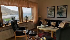 House, 3 Bedrooms | Living room