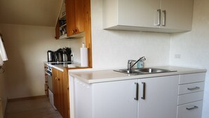 House, 3 Bedrooms | Private kitchen