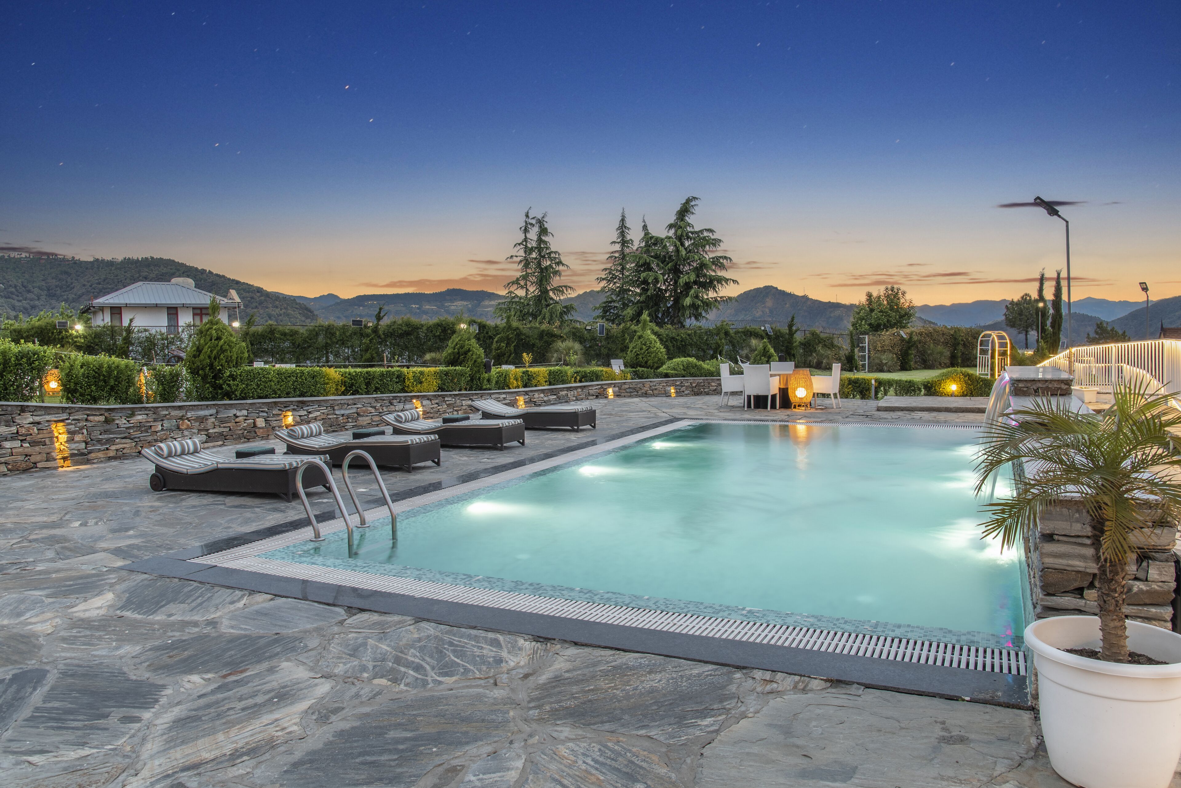 حمّام سباحة خارجي