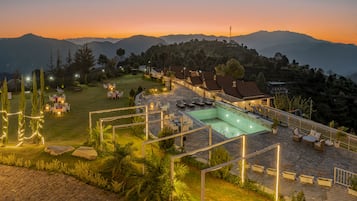 Swim-up bar