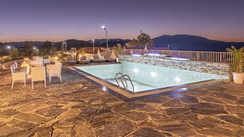 Swim-up bar