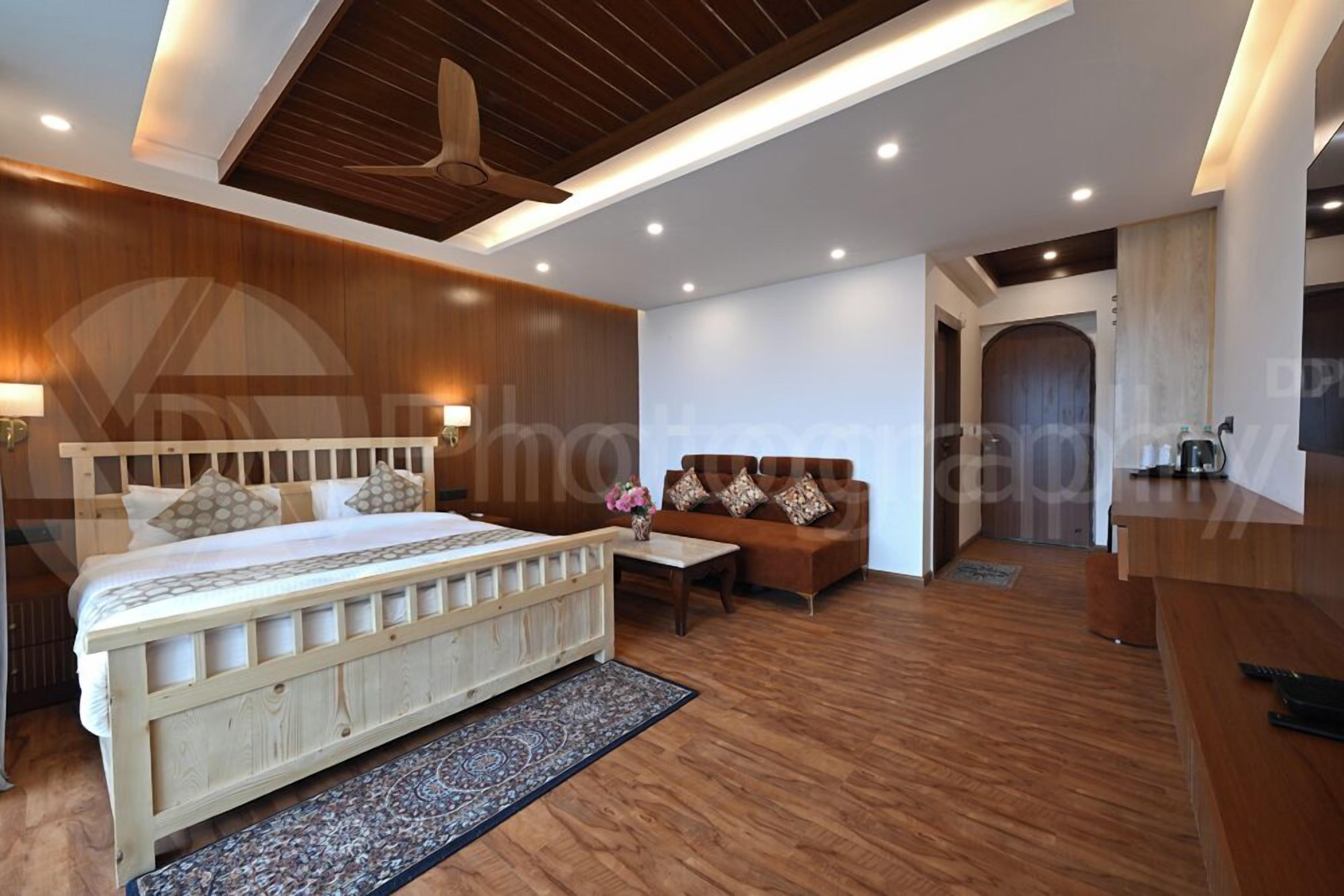 مكتب وواي فاي مجانًا وملاءات أسرّة