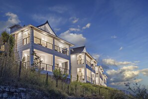 Mặt tiền nơi lưu trú - ban đêm