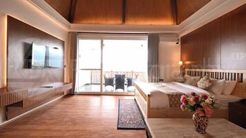 Executive Room | Desk, free WiFi, bed sheets