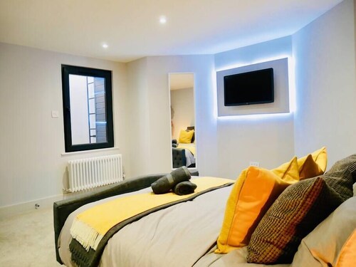 ⭐⭐⭐⭐⭐ 400m to the BEACH, Parking, WIFI & Netflix
