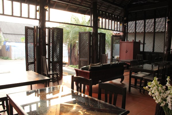 Breakfast, lunch, dinner served; local and international cuisine 