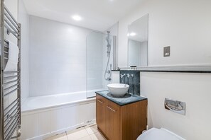 公寓 (Fourth Floor) | 浴室 | 淋浴/浴缸二合一、吹風機、毛巾、肥皂