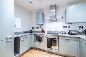 Apartamento (Fourth Floor) | Cozinha privada | Geladeira, micro-ondas, fogão, cooktop