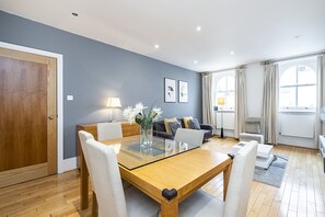 Apartment (Fourth Floor) | In-room dining - Lancaster Apartments (London)