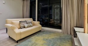 Flat-screen TV, Netflix, books, streaming services - Executive Suite with Garden View 10 (Kuala Lumpur,)