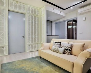 Flat-screen TV, Netflix, books, streaming services - Executive Suite with Garden View 10 (Kuala Lumpur,)