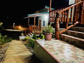 Habitación estándar | Decoración personalizada, cortinas blackout, wifi gratis y ropa de cama 